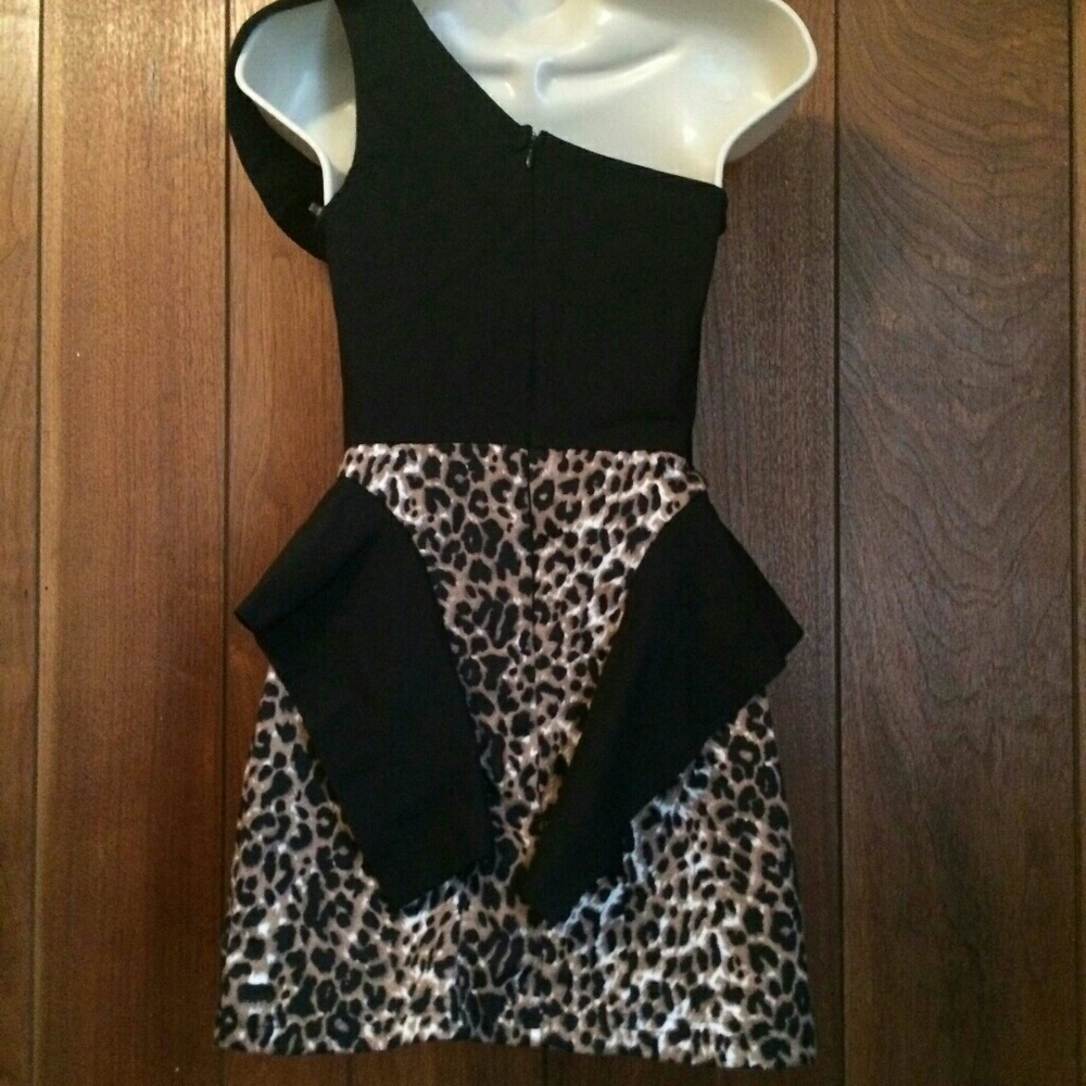 Asimetric one shoulder Dress black and Animal prin - Picture 4 of 4